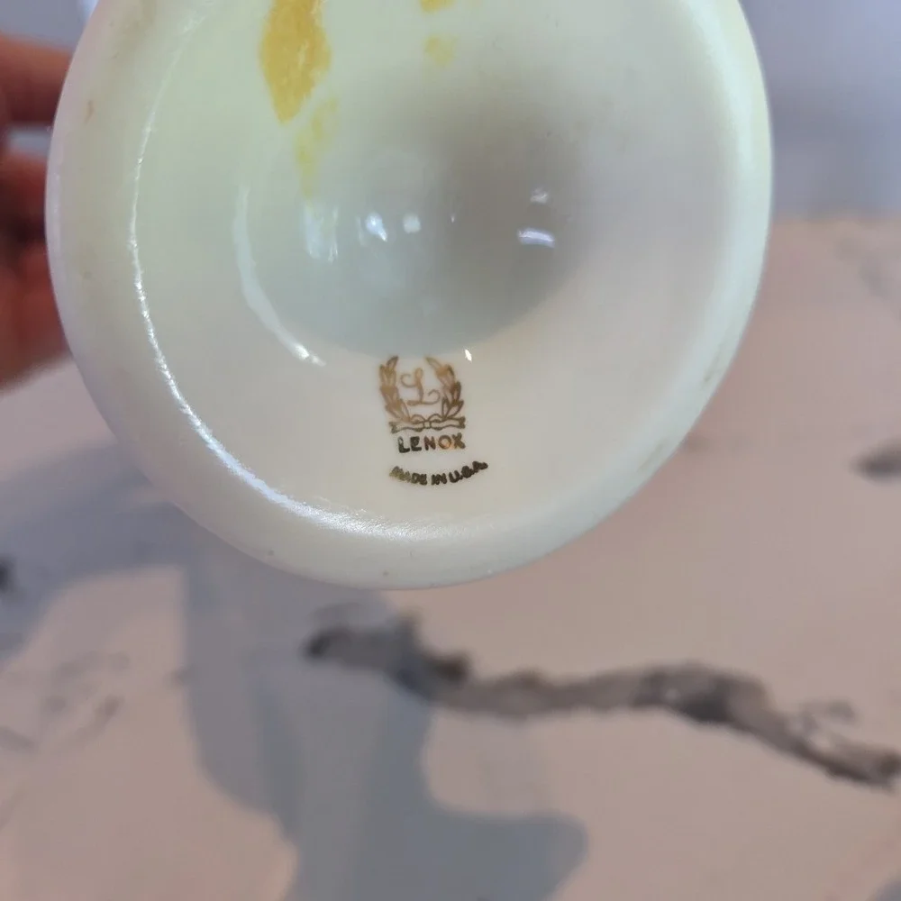 LENOX BUD VASE 10 3/4 Cream Colored EXCELLENT CONDITION‎ Raised Porcelain